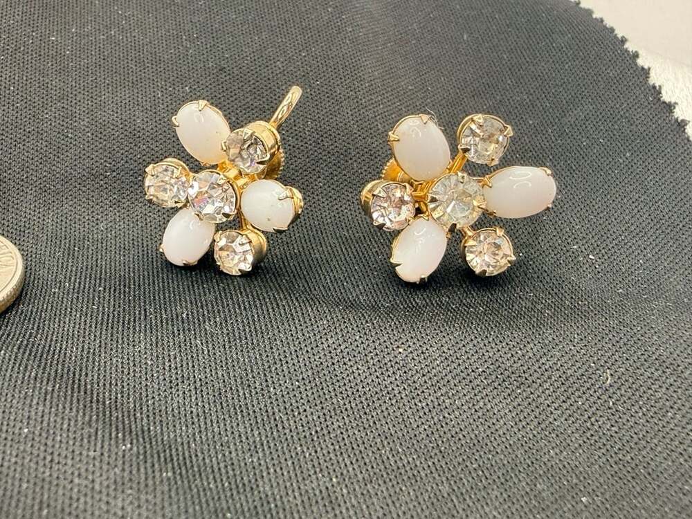 Vintage Gold Tone White Glass And Rhinestone Flower Cluster Screw Back Earrings